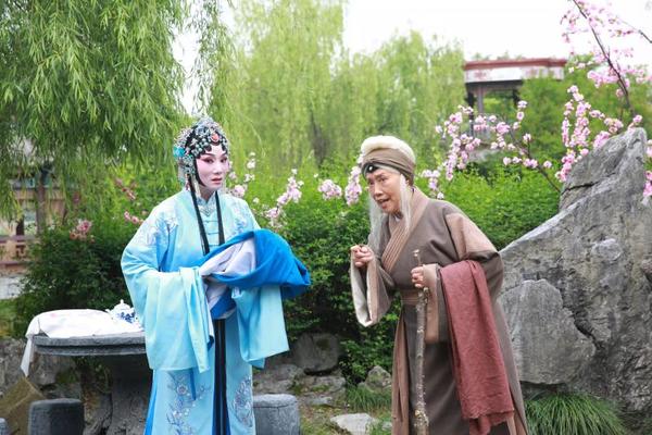 豫剧名家张宝英联手弟子吴慧霞演对手戏 豫剧电影《新桃花庵》首映获好评